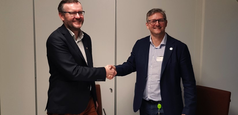 Willy-Andre Gjesdal, direktør Etat for utbygging i Bergen Kommune og Raymond Tuv, regiondirektør i Skanska Bygg Bergen signerte kontrakten om Åsane sykehjem Willy-Andre Gjesdal, direktør Etat for utbygging i Bergen Kommune og Raymond Tuv, regiondirektør i Skanska Bygg Bergen signerte kontrakten om Åsane sykehjem
