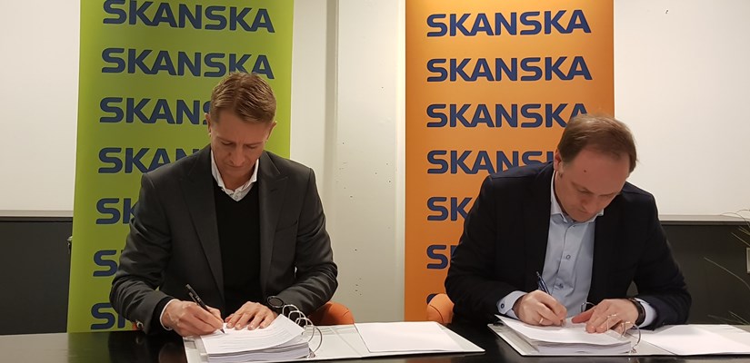 Sven Kruse-Jensen (prosjektsjef Bane NOR Eiendom) og Tor Arne Midtskogen (regiondirektør Skanska Bygg Oslo Næring) signerer kontrakten Sven Kruse-Jensen (prosjektsjef Bane NOR Eiendom) og Tor Arne Midtskogen (regiondirektør Skanska Bygg Oslo Næring) signerer kontrakten