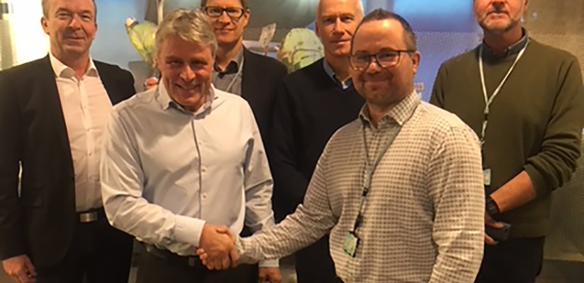 Bilde fra signeringen: Foran fra venstre: Tore Sætren, Styreleder Løiten Allmenning og Hans Petter Johannessen, DK sjef Skanska Industrial Solutions Bergmateriale. Bak fra venstre: Per Ola Karlsson, Business Developer Skanska Industrial Solutions Nordic, Gunnar Garred, Advokat Skanska Norge, Endre Jørgensen, Daglig leder Løiten Allmenning, Stig Lindland, Adm Dir Skanska Industrial Solutions Norge Bilde fra signeringen: Foran fra venstre: Tore Sætren, Styreleder Løiten Allmenning og Hans Petter Johannessen, DK sjef Skanska Industrial Solutions Bergmateriale. Bak fra venstre: Per Ola Karlsson, Business Developer Skanska Industrial Solutions Nordic, Gunnar Garred, Advokat Skanska Norge, Endre Jørgensen, Daglig leder Løiten Allmenning, Stig Lindland, Adm Dir Skanska Industrial Solutions Norge