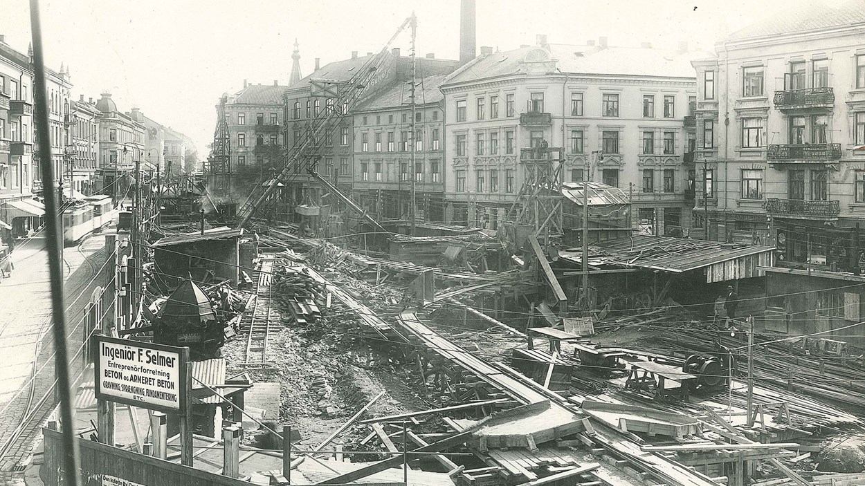 Arkivfoto fra byggeplassen da Valkyrien T-banestasjon ble bygget. Arbeidere jobber. 