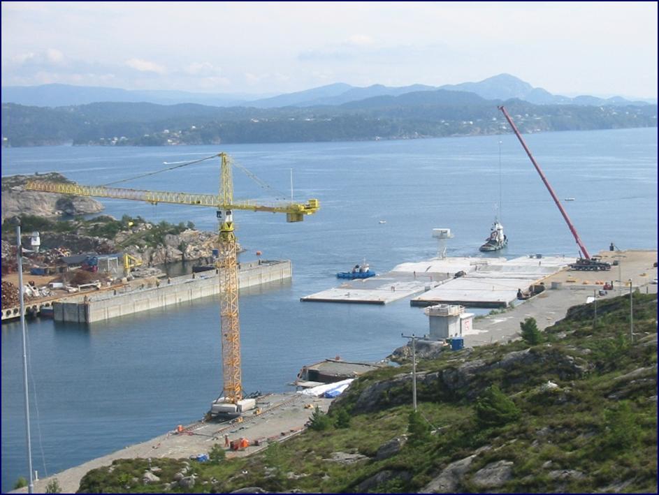 To elementer på vei ut av dokka på Hanøytangen