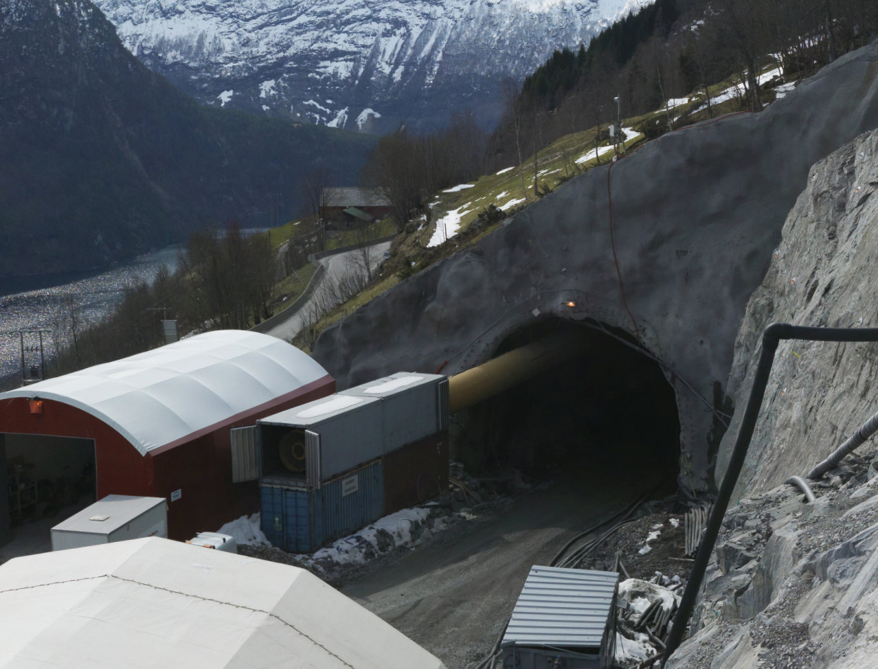 Området rundt inngang tunnel