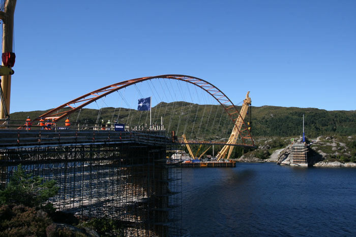 Brua før montering på plass