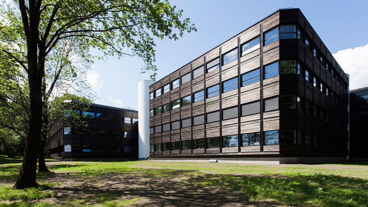 Fasaden av brunt kontorlokale til Kjørbo