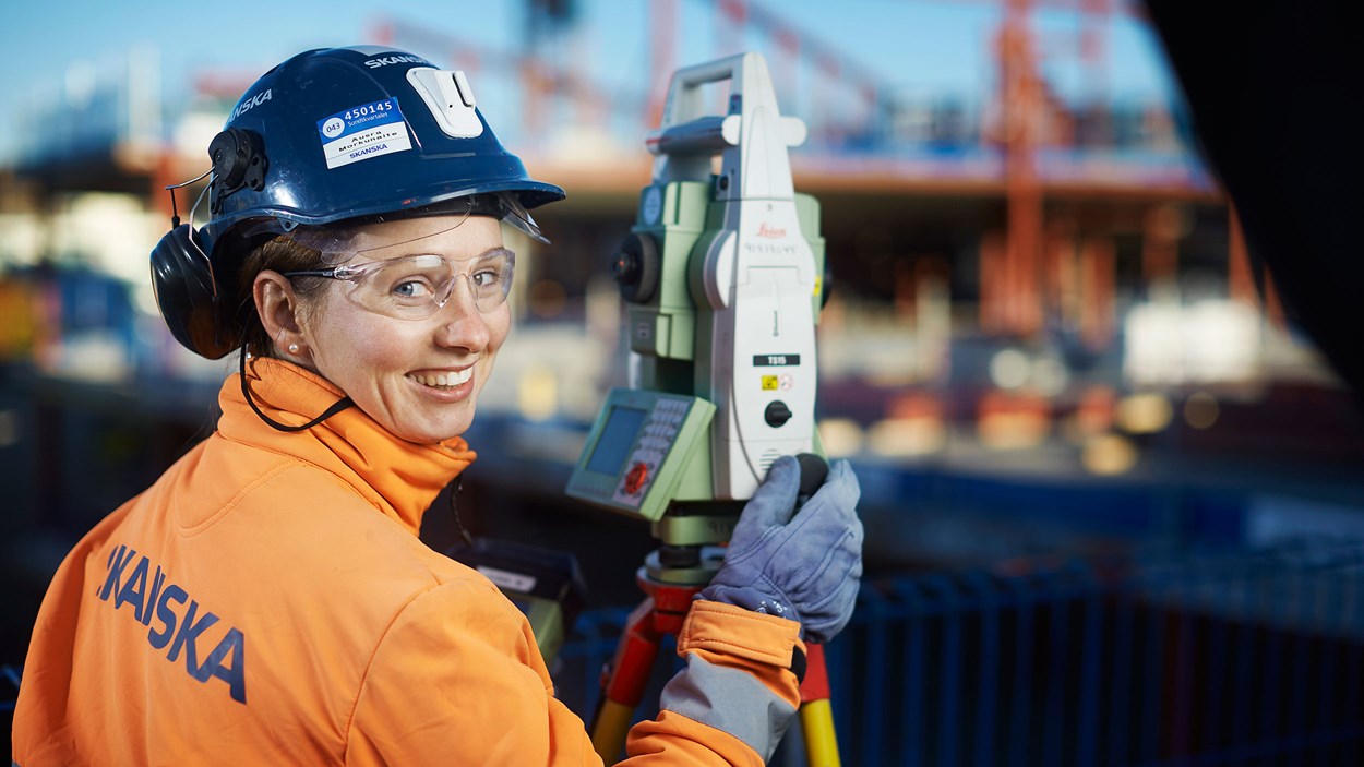 Kvinnelig blid ansatt på jobb på byggeplass