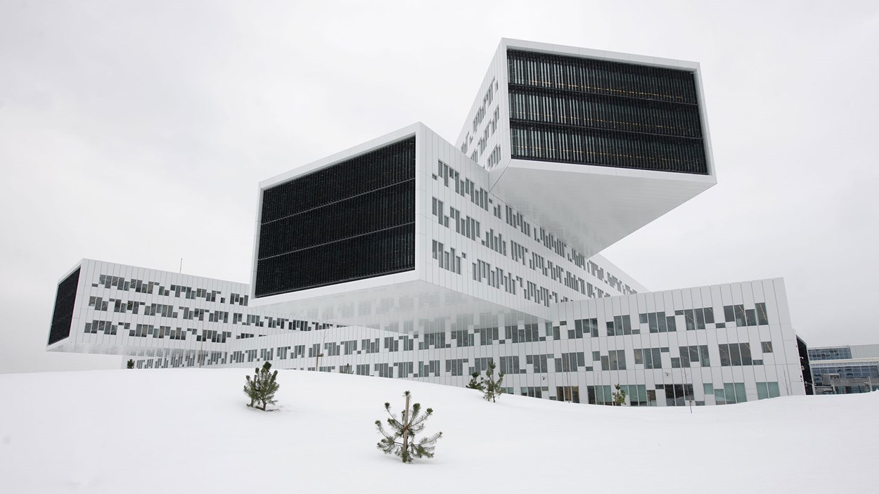 Fasadebilde av det spesielle bygget av Statiolkontoret på Fornebu i Oslo