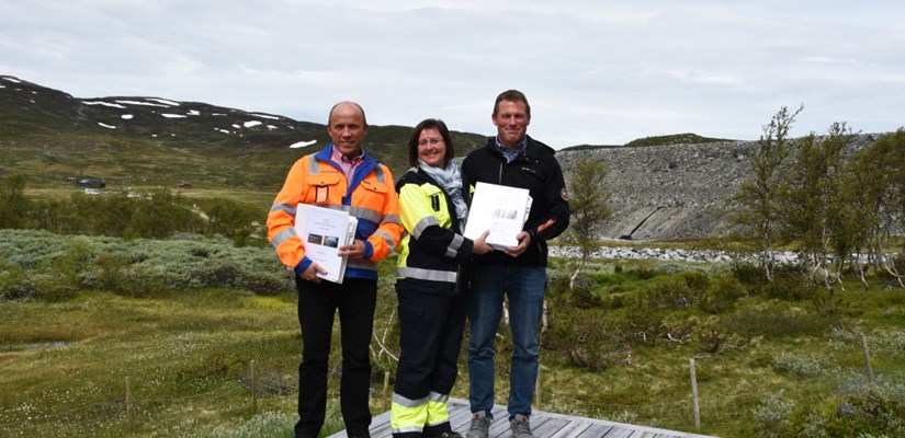 Bilde fra kontraktsigneringen som skjedde ved Songa dam: Oddmund Hansen (Skanska), Hilde Bakken (konserndirektør kraftporduksjon i Statkraft) og Eirik Spilling (TT Anlegg) Bilde fra kontraktsigneringen som skjedde ved Songa dam: Oddmund Hansen (Skanska), Hilde Bakken (konserndirektør kraftporduksjon i Statkraft) og Eirik Spilling (TT Anlegg)