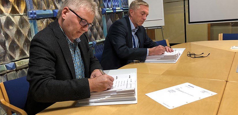 Prosjektsjef i Skanska, Magnar Myklatun og direktør for Eidsiva Vannkraft, Oddleiv Sæle, signerer konktrakten om byggingen av Tolga kraftverk Prosjektsjef i Skanska, Magnar Myklatun og direktør for Eidsiva Vannkraft, Oddleiv Sæle, signerer konktrakten om byggingen av Tolga kraftverk