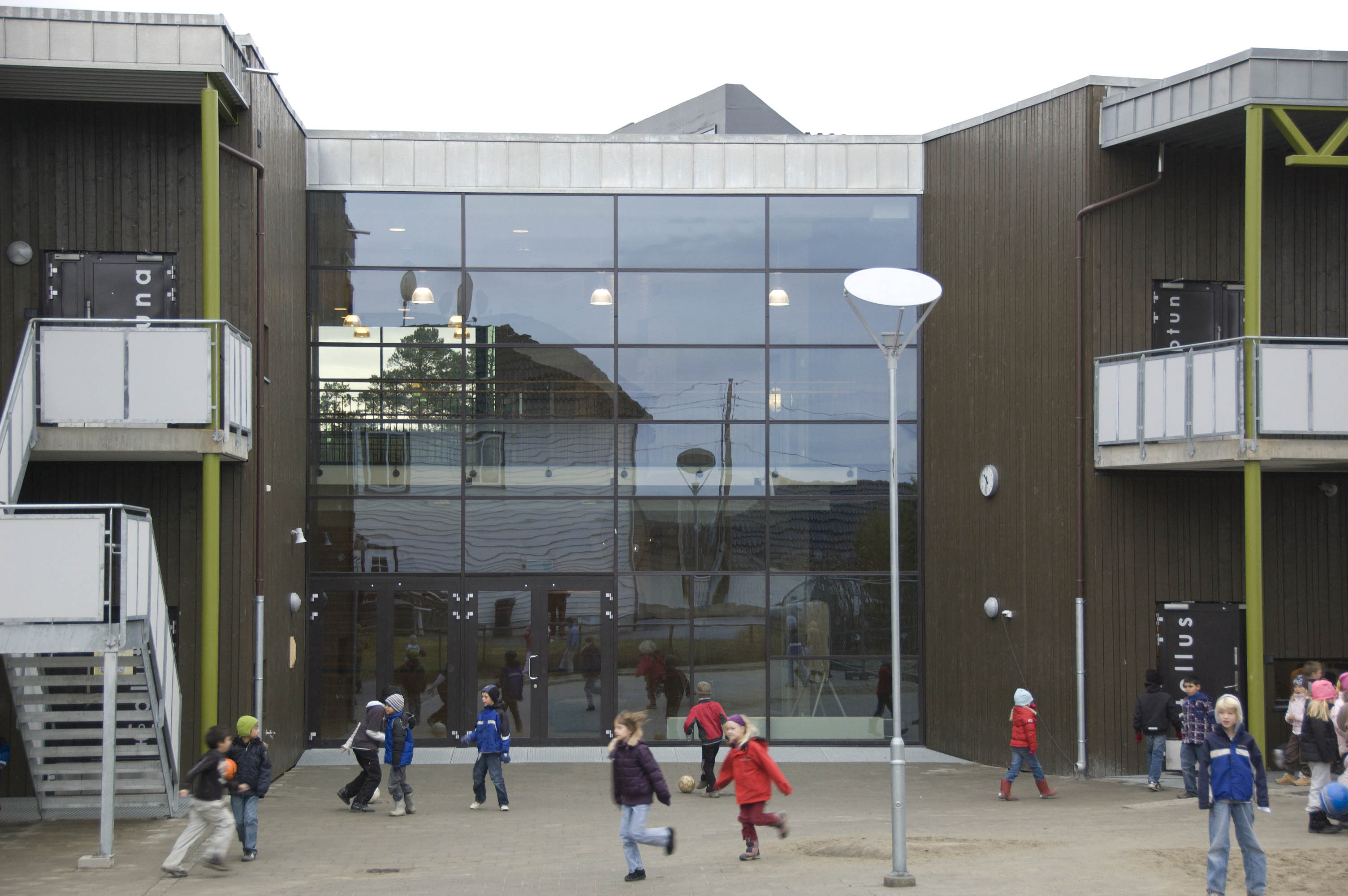 Høybråten skole - front