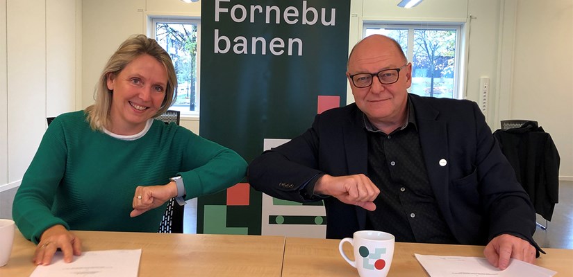Irene Måsøval, direktør for Fornebubanen og Steinar Myhre, konserndirektør i Skanska Anlegg, signerer kontrakten om grunnarbeider på Fornebu Stasjon og Base Irene Måsøval, direktør for Fornebubanen og Steinar Myhre, konserndirektør i Skanska Anlegg, signerer kontrakten om grunnarbeider på Fornebu Stasjon og Base