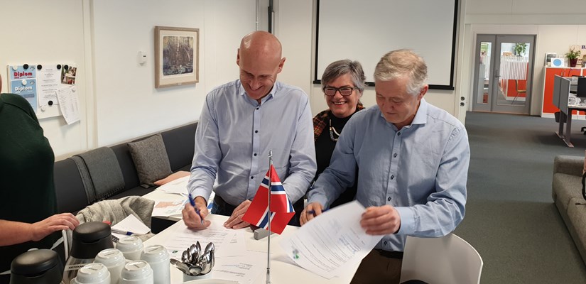 Bilde fra kontraktsignering Bilde fra kontraktsignering