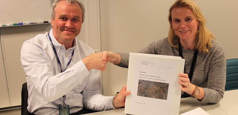 Regiondirektør Anders Geirsta i Skanska og prosjektleder Hilde Ulvik i SVV under kontraktssigneringen Regiondirektør Anders Geirsta i Skanska og prosjektleder Hilde Ulvik i SVV under kontraktssigneringen