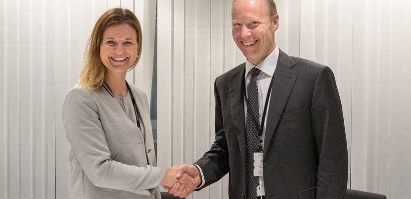 Konserndirektør Camilla Krogh i Skanska og Ekspedisjonssjef Thor Arne Aass i Justis og Beredskapsdepartementet signerte kontrakten om Politiets nasjonale beredskapssenter Konserndirektør Camilla Krogh i Skanska og Ekspedisjonssjef Thor Arne Aass i Justis og Beredskapsdepartementet signerte kontrakten om Politiets nasjonale beredskapssenter