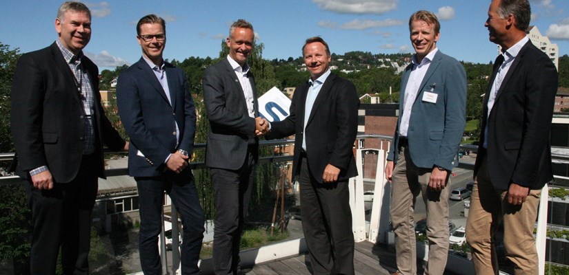 Bilde fra kontraktssigneringen: F.V: Gjert Brun, adm. direktør Orkla Eiendom, Hans Olav Bjørk – daglig leder Constructive Development AS, Marius Tunstad – regiondirektør Skanska Bygg Oslo, Espen Wiik, styreleder Orkla Eiendom/ SVP Orkla Investments, Peter Herman Blume – prosjektsjef Skanska og Håkon Sunde – prosjektsjef Skanska. Bilde fra kontraktssigneringen: F.V: Gjert Brun, adm. direktør Orkla Eiendom, Hans Olav Bjørk – daglig leder Constructive Development AS, Marius Tunstad – regiondirektør Skanska Bygg Oslo, Espen Wiik, styreleder Orkla Eiendom/ SVP Orkla Investments, Peter Herman Blume – prosjektsjef Skanska og Håkon Sunde – prosjektsjef Skanska.