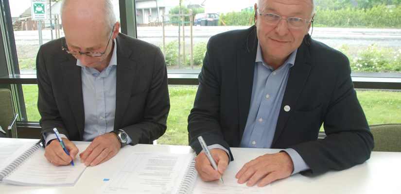 Regionvegsjef Per Morten Lund (SVV) og Steinar Myhre signerer kontrakten om byggingen av E16 Bagn - Bjørgo Regionvegsjef Per Morten Lund (SVV) og Steinar Myhre signerer kontrakten om byggingen av E16 Bagn - Bjørgo