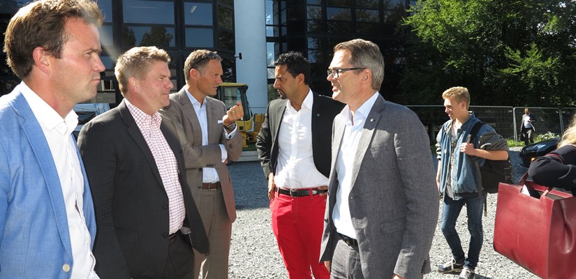 Akershus-topper besøker Powerhouse Kjørbo, f.v. Marius Holm (Zero), Anders Danielsson (Skanska), Klaus-Anders Nystrøm (Entra Eiendom), Abid Q. Raja (V), Richard Brandtzæg (Hydro). Akershus-topper besøker Powerhouse Kjørbo, f.v. Marius Holm (Zero), Anders Danielsson (Skanska), Klaus-Anders Nystrøm (Entra Eiendom), Abid Q. Raja (V), Richard Brandtzæg (Hydro).