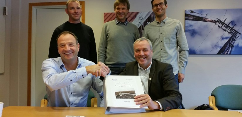 Fra signeringen tirsdag 18. oktober. Foran administrerende direktør Alf Vee Midtun (til venstre) og regiondirektør Anders Geirsta i Skanska. Bak fra venstre prosjektleder Knut Peder Voldset (fra venstre) i Rauma Energi AS, prosjektsjef Svenn Aage Bråtene i Skanska og prosjektleder Eirik Botnen i Skanska. Foto: Lars Smisethjell, Rauma Energi AS Fra signeringen tirsdag 18. oktober. Foran administrerende direktør Alf Vee Midtun (til venstre) og regiondirektør Anders Geirsta i Skanska. Bak fra venstre prosjektleder Knut Peder Voldset (fra venstre) i Rauma Energi AS, prosjektsjef Svenn Aage Bråtene i Skanska og prosjektleder Eirik Botnen i Skanska. Foto: Lars Smisethjell, Rauma Energi AS