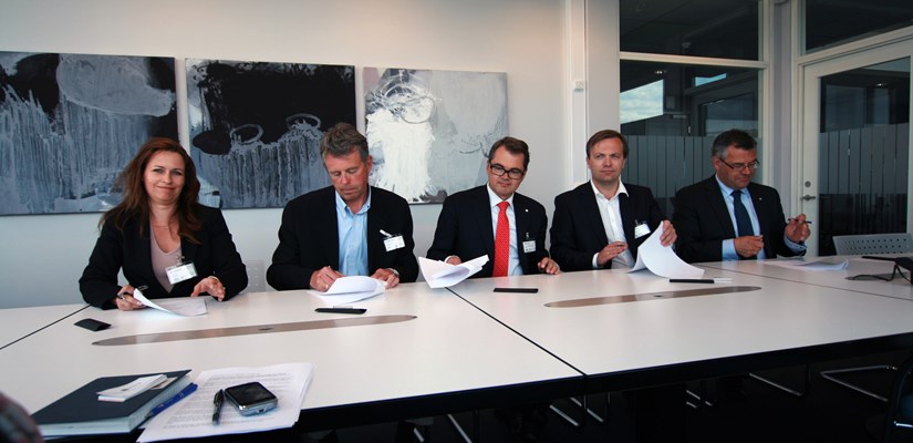 Fra venstre Line Bull, daglig leder av Snøhetta Oslo, Petter Eiken, adm. direktør i Skanska Norge, Svein Richard Brandtzæg, konsernsjef i Hydro, Einar Håndlykken, leder av ZERO, og Kyrre Olaf Johansen, adm. direktør i Entra Eiendom. Fra venstre Line Bull, daglig leder av Snøhetta Oslo, Petter Eiken, adm. direktør i Skanska Norge, Svein Richard Brandtzæg, konsernsjef i Hydro, Einar Håndlykken, leder av ZERO, og Kyrre Olaf Johansen, adm. direktør i Entra Eiendom.