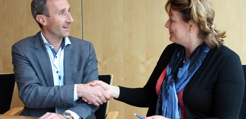 Konserndirektør Ståle Rød i Skanska og administrerende direktør Wenche Teigland i BKK Produksjon signerer kontrakt. Konserndirektør Ståle Rød i Skanska og administrerende direktør Wenche Teigland i BKK Produksjon signerer kontrakt.