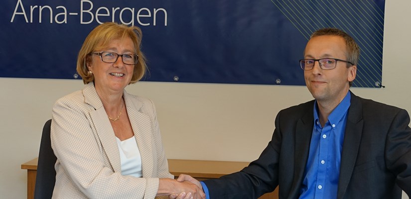 - Vi ser frem til å samarbeide med Skanska om dette prosjektet, sa utbyggingsdirektør Helga Nes i Bane NOR. Prosjektleder i Skanska, Mons Egil Lien, kvitterte på sin side med å takke for tilliten. - Vi ser frem til å samarbeide med Skanska om dette prosjektet, sa utbyggingsdirektør Helga Nes i Bane NOR. Prosjektleder i Skanska, Mons Egil Lien, kvitterte på sin side med å takke for tilliten.