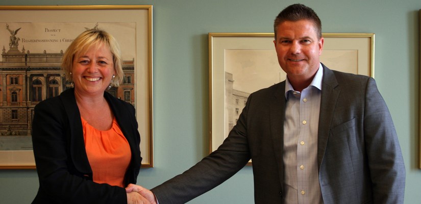 Hilde Nordskogen, fung. administrerende direktør i Statsbygg og Anders Danielsson, administrerende direktør i Skanska Norge AS. Hilde Nordskogen, fung. administrerende direktør i Statsbygg og Anders Danielsson, administrerende direktør i Skanska Norge AS.