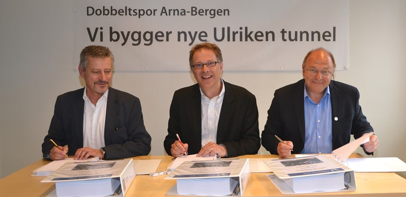Wolfgang Lehner fra Strabag AG, Gunnar G. Løvas fra Jernbaneverket og Steinar Myhre fra Skanska Norge AS signerer jernbanens første TBM-kontrakt. (Foto: Jernbaneverket) Wolfgang Lehner fra Strabag AG, Gunnar G. Løvas fra Jernbaneverket og Steinar Myhre fra Skanska Norge AS signerer jernbanens første TBM-kontrakt. (Foto: Jernbaneverket)