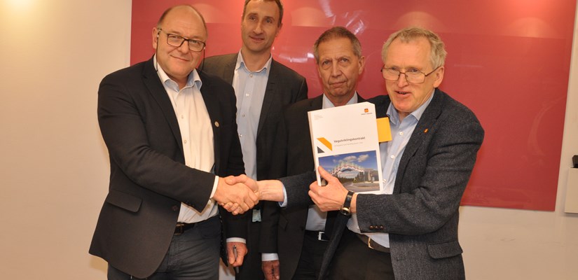 Foto: Mark Berger SVV. Bilde fra kontraktsignering: Steinar Myhre (Konserndirektør Skanska Anlegg), Ståle Rød (adm.dir. Skanska Norge AS, Terje Moe Gustavsen (Vegdirektør), Torbjørn Naimak (Regionvegsjef Statens vegvesen Region nord). Foto: Mark Berger SVV. Bilde fra kontraktsignering: Steinar Myhre (Konserndirektør Skanska Anlegg), Ståle Rød (adm.dir. Skanska Norge AS, Terje Moe Gustavsen (Vegdirektør), Torbjørn Naimak (Regionvegsjef Statens vegvesen Region nord).