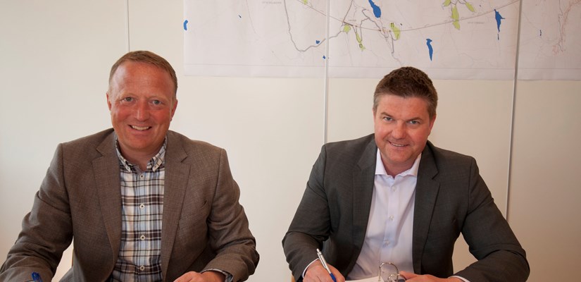 Utbyggingsdirektør Harald Nikolaisen i Jernbaneverket og adm.dir. Anders Danielsson i Skanska Norge underskriver kontrakten. Utbyggingsdirektør Harald Nikolaisen i Jernbaneverket og adm.dir. Anders Danielsson i Skanska Norge underskriver kontrakten.