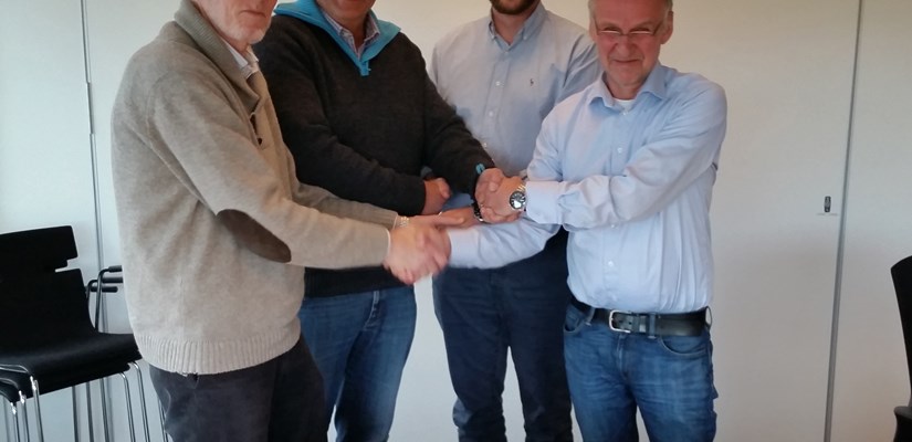 Bilde fra kontrakssigneringen: fv. Olav Neset (Havnefogd Mandal Havn), Hans Stusvik (rådmann Mandal Kommune), Kjell Aarhus (prosjektleder Skanska Norge) og Tor Ivar Foshaug (prosjektsjef Skanska Norge). Bilde fra kontrakssigneringen: fv. Olav Neset (Havnefogd Mandal Havn), Hans Stusvik (rådmann Mandal Kommune), Kjell Aarhus (prosjektleder Skanska Norge) og Tor Ivar Foshaug (prosjektsjef Skanska Norge).