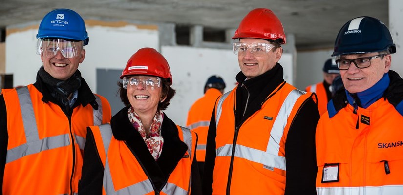 FORNØYDE BYGGESTARTSMIL God stemning på Kjørbo tirsdag, fv, direktør prosjekt og utvikling Bjørn Holm - Entra, ordfører Lisbeth Hammer Krog - Bærum kommune, administrerende direktør Øyvind Mork - Asplan Viak og konserndirektør Odd Arve Fuglem - Skanska. Foto: Tom Atle Bordevik FORNØYDE BYGGESTARTSMIL God stemning på Kjørbo tirsdag, fv, direktør prosjekt og utvikling Bjørn Holm - Entra, ordfører Lisbeth Hammer Krog - Bærum kommune, administrerende direktør Øyvind Mork - Asplan Viak og konserndirektør Odd Arve Fuglem - Skanska. Foto: Tom Atle Bordevik