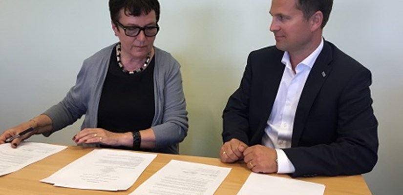 Skanska Norge har signert kontrakt med Telemark Fylkeskommune om utviklingen av nye Skien videregående skole. Avbildet er Fylkesrådmann Evy-Anni Evensen (Telemark) og Even Larsen, sjef for Skanskas distriktkontor i Porsgrunn. Skanska Norge har signert kontrakt med Telemark Fylkeskommune om utviklingen av nye Skien videregående skole. Avbildet er Fylkesrådmann Evy-Anni Evensen (Telemark) og Even Larsen, sjef for Skanskas distriktkontor i Porsgrunn.