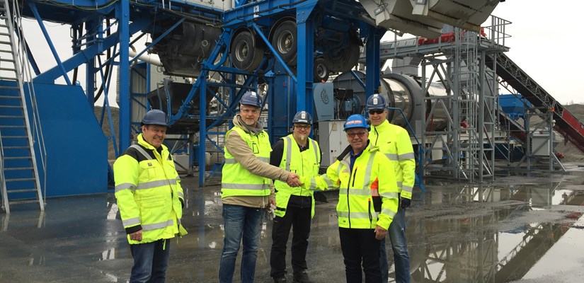 Fra overtagelse av asfaltfabrikken 3.mai. FV: Avdelingsleder Feiring Asfalt Terje Rykhus, Adm. Dir. Skanska Asfalt Stig Lindland, Teknisk sjef Skanska Asfalt Tor Jakob Sandvik, Konsernleder Feiring Bruk Trygve Ollendorff og QSHA leder Skanska Asfalt Bjørn Trana. Fra overtagelse av asfaltfabrikken 3.mai. FV: Avdelingsleder Feiring Asfalt Terje Rykhus, Adm. Dir. Skanska Asfalt Stig Lindland, Teknisk sjef Skanska Asfalt Tor Jakob Sandvik, Konsernleder Feiring Bruk Trygve Ollendorff og QSHA leder Skanska Asfalt Bjørn Trana.