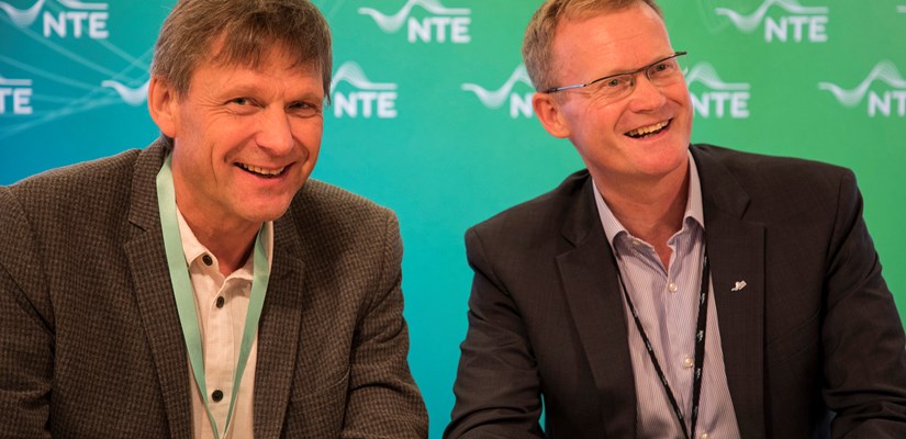 Svenn-Aage Bråtene, prosjektsjef Skanska Anlegg og Kenneth Brandsås, adm. direktør NTE Energi AS signerer kontrakten om bygging av Nedre Fiskumfoss kraftverk. Foto: NTE Svenn-Aage Bråtene, prosjektsjef Skanska Anlegg og Kenneth Brandsås, adm. direktør NTE Energi AS signerer kontrakten om bygging av Nedre Fiskumfoss kraftverk. Foto: NTE
