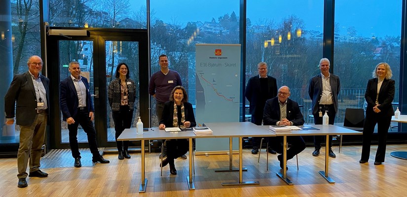 Bak fra venstre: Lars Olav Solbakken (Skanska), Trond P. Valeur (Skanska), Astrid Pihl (Skanska), Bjarte Næss (Skanska), Rolf Johansen (SVV), Øyvind Storløkken (SVV) og May Bente Hiim Sindre (SVV). Foran: Ingrid Dahl Hovland (SVV) og Steinar Myhre (Skanska). Bak fra venstre: Lars Olav Solbakken (Skanska), Trond P. Valeur (Skanska), Astrid Pihl (Skanska), Bjarte Næss (Skanska), Rolf Johansen (SVV), Øyvind Storløkken (SVV) og May Bente Hiim Sindre (SVV). Foran: Ingrid Dahl Hovland (SVV) og Steinar Myhre (Skanska).