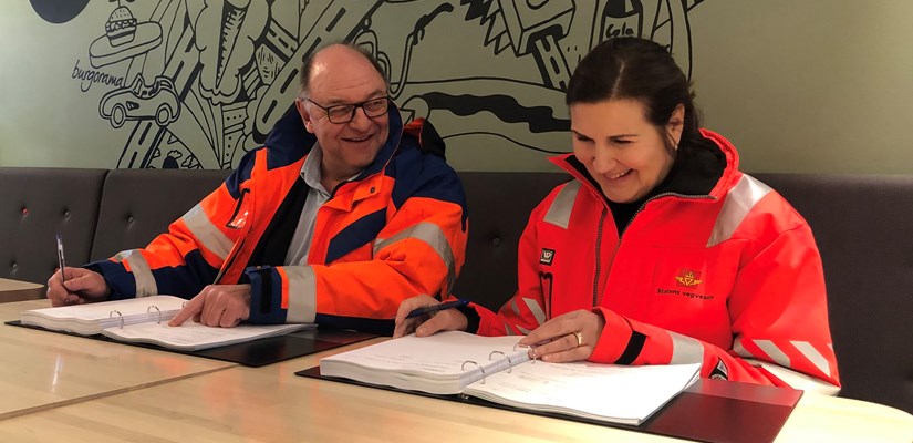 Steinar Myhre og Ingrid Dahl Hovland signerer kontrakten på E16 Åsbygda - Olum - Foto Per Kolstad SVV Steinar Myhre og Ingrid Dahl Hovland signerer kontrakten på E16 Åsbygda - Olum - Foto Per Kolstad SVV
