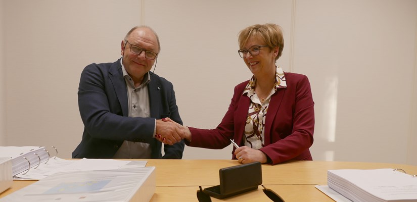 Steinar Myhre, konserndirektør for anleggsvirksomheten i Skanska Norge, og Berit Brendskag Lied, regionveisjef i Statens vegvesen Region midt. Steinar Myhre, konserndirektør for anleggsvirksomheten i Skanska Norge, og Berit Brendskag Lied, regionveisjef i Statens vegvesen Region midt.