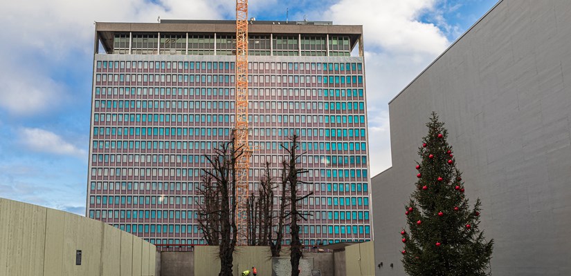 De neste årene skal Skanska rehabilitere og sette i stand Høyblokken i regjeringskvartalet. De neste årene skal Skanska rehabilitere og sette i stand Høyblokken i regjeringskvartalet.